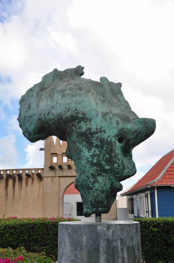 Escultura com a forma da África, no museu Kura Hulanda, em Otrabanda, bairro de Willemstad, em Curaçao